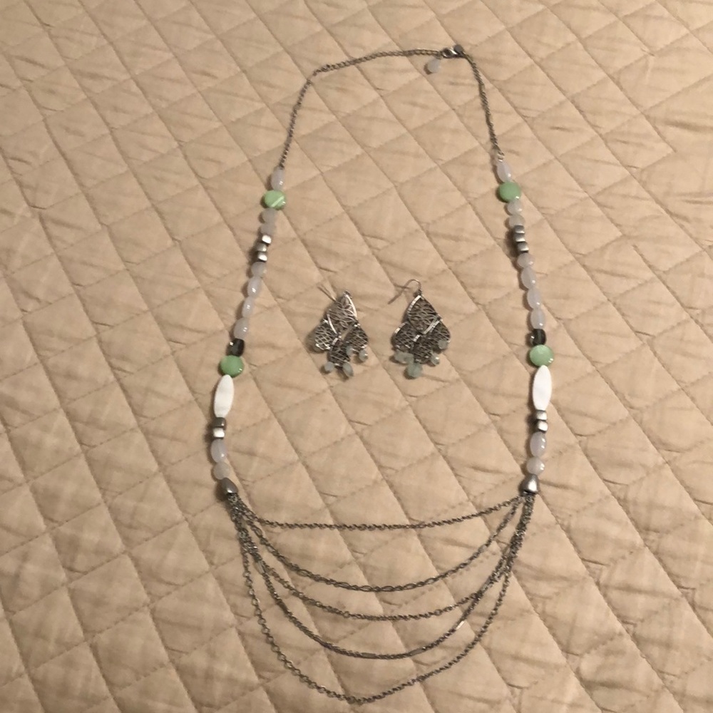 Lia Sophia 32’ necklace w matching earrings